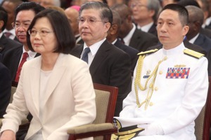 2016年蔡英文總統就職典禮，新任侍衛長劉志斌坐在其身旁，當時仍掛少將肩章，7月1日才晉升中將。圖／台北市攝影記者聯誼會提供