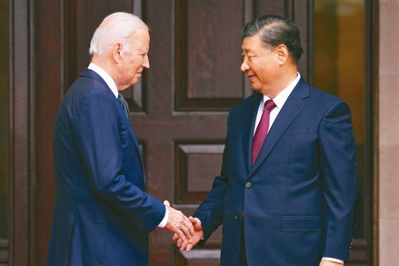 美國總統拜登（左）與中國國家主席習近平（右）15日在舊金山會談四小時，兩國元首對多項議題直接交流，並充分討論台灣問題。 美聯社