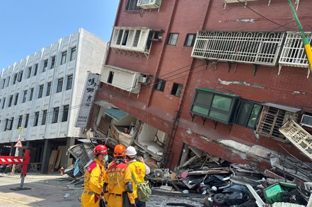 台灣3日發生25年來最強烈地震，截至目前已知至少26棟建築倒塌，至少七死、736人受傷。路透