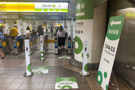 台鐵設有「TPASS行政院通勤月票」專用通道。記者周湘芸／攝影