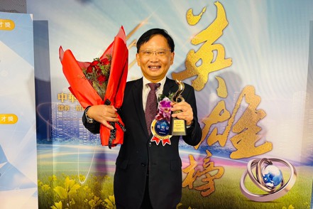 兆豐證券總經理吳明宗榮獲第17屆金彝獎「傑出企業領導人才獎」。 兆豐證券／提供