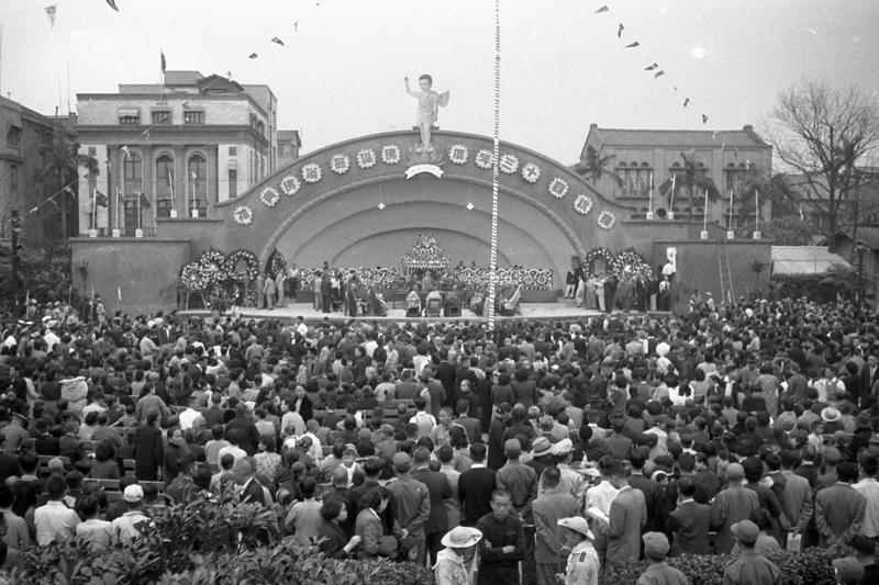 1954年4月8日，佛祖釋迦牟尼誕辰在新公園舉行隆重浴佛典禮，有數以千計的佛教徒參加盛會。圖／聯合報系資料照片