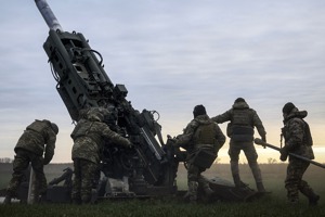 烏克蘭軍人去年1月在南部赫松州準備以美國提供的M777榴彈砲向俄軍開火。美聯社