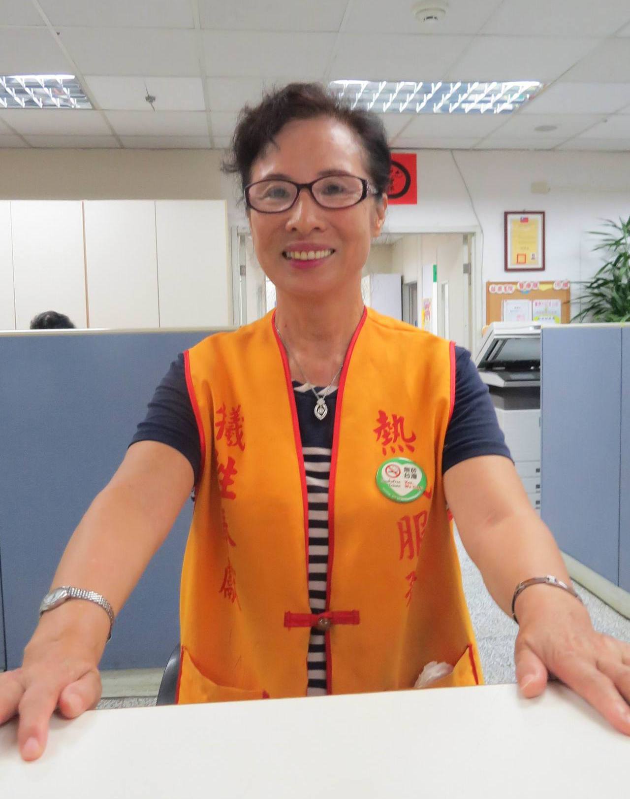 66歲施濿珠的志工「事業」服務他人，也讓她年輕。

