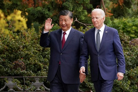 美國總統拜登、中國大陸國家主席習近平2日上午通話，重申要負責任管理雙邊關係。圖為拜登、習近平2023年11月會面。 路透