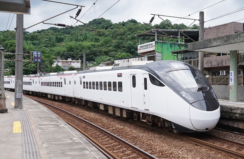 台鐵於國慶連假安排EMU3000型新自強號的全車自由座直達列車，疏運中部旅客北上。圖／聯合報系資料照片