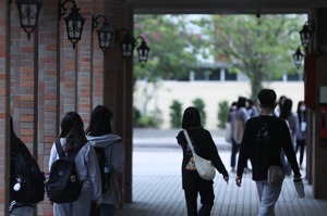 台灣的大學畢業生職業前景不佳，根據調查顯示，2021年大學畢業生的平均月薪為台幣2萬8838元，低於台灣人均GDP的三分之一。圖／聯合報系資料照片