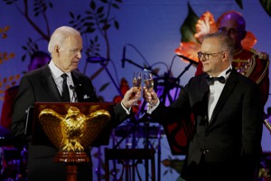 美國總統拜登（左）與澳洲總理艾班尼斯（右）2023年10月25日在白宮國宴上互敬。澳洲與美國在一戰以來的每一場衝突都並肩作戰。路透