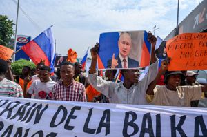 俄羅斯在非洲不斷擴大影響力。圖為抗議民眾在法國駐剛果首都金夏沙大使館高舉俄羅斯國旗和普亭旗幟。法新社
