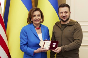 美國眾院議長裴洛西（左）4月30日訪問基輔，烏克蘭總統澤倫斯基（右）授予她「奧爾加公主勳章」。美聯社