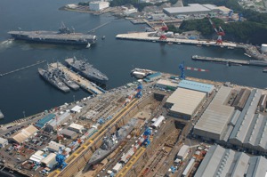 日本橫須賀是美軍在本土之外唯一的航艦母港，圖為2006年小鷹號航艦（左上方）在拖船協助下離開碼頭。圖／美國海軍檔案照