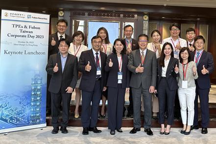 10月26日「Taiwan Corporate Day」櫃買中心總經理李愛玲（前排左三）、富邦證券總經理郭永宜（前排左四）、宜鼎國際公司董事長簡川勝（前排左二）暨其他上櫃公司代表合影。櫃買中心／提供