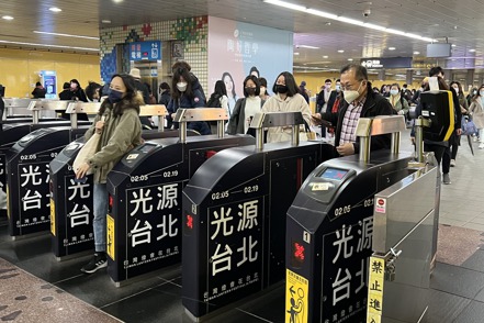 台北捷運規劃斥資4.53億元更新閘門，並導入多元支付功能，2026年起手機綁定信用卡即可進出捷運站。本報系資料照。