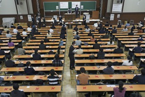 日本大學兼任教師任課1.5小時的薪資，15年間漲幅約20%。圖為疫情間大學校園教學情形。路透
