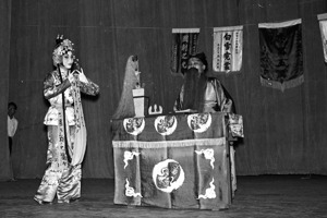 1961年11月16日，台大校慶的表演在台北市三軍托兒所中正堂演出。圖／聯合報系資料照片