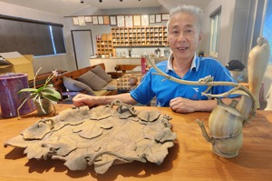 苗栗陶藝家湯潤清2005年以「君子之爭」的陶製茶壺創作，獲得國家工藝獎一等獎。記者胡蓬生／攝影