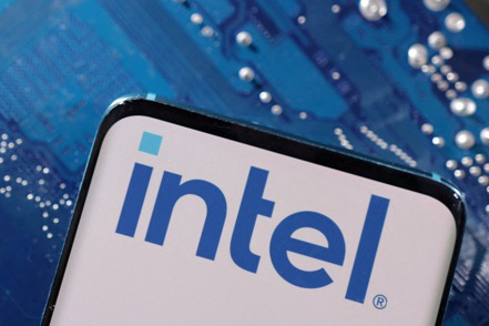 英特爾（Intel）傳出正在與美國政府討論晶片廠補助方案，金額逾100億美元。 路透