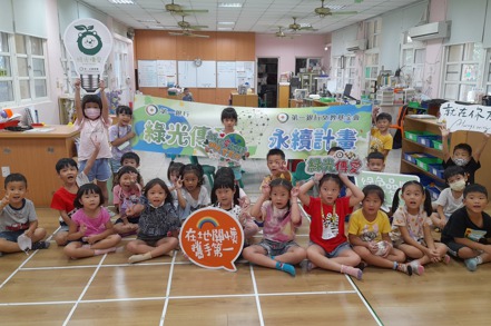 第一金融集團「綠光傳愛」永續計畫首次跨出台灣本島，為屏東縣琉球鄉白沙國小等四所學校汰換節能LED燈具。第一金／提供