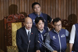 國會改革法案17日在立法院力拼三讀，立法院長韓國瑜（左1）在同黨立委的保護下主持院會。記者葉信菉／攝影