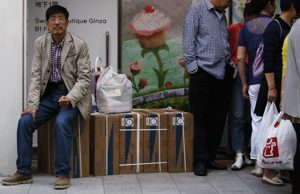 日本商家對中國人回來爆買充滿期待。圖為2014年陸客在東京銀座買了多個免治馬桶。路透