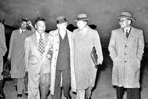 1955年3月18日，美報業鉅子霍華德（右三）夫婦飛抵台北進行5天訪問，由時任中國青年反共救國團主任蔣經國（左二）等親自在松山機場接機。圖／聯合報系資料照片