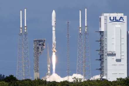 亞馬遜6日發射其Kuiper網路計畫的首批測試衛星，將挑戰馬斯克的星鏈計畫。 美聯社