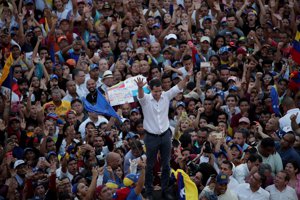 瓜伊多自任臨時總統並獲美國等多國承認，他2019年4月參加一場群眾集會，受到熱烈歡迎，可說是聲望高峰。路透