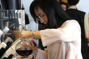立委陳瑩愛咖啡卻不喝咖啡，自謙「 說得一口好咖啡」，她的咖啡「外觀第一名」。 圖／陳瑩辦公室提供