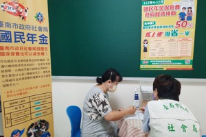 國保有2項獨有的機制，是各種社會保險最優的。圖／台南社會局提供