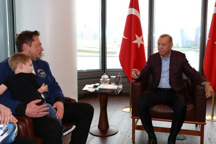 土耳其總統厄多安（圖右），17日在紐約會見馬斯克。（路透）