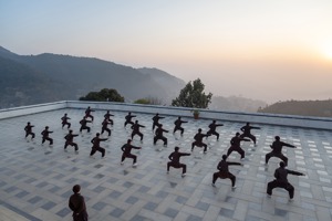 在尼泊爾首都加德滿都附近的天龍彌陀山比丘尼庵，女尼每日清晨練習武術。圖／紐約時報