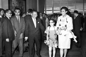1969年5月17日，赴泰訪問的中華民國特使蔣經國（前排右三）下午返抵台灣，夫人蔣方良（前排右一）帶著孫女蔣友梅（前排右二）到場歡迎。圖／聯合報系資料照片