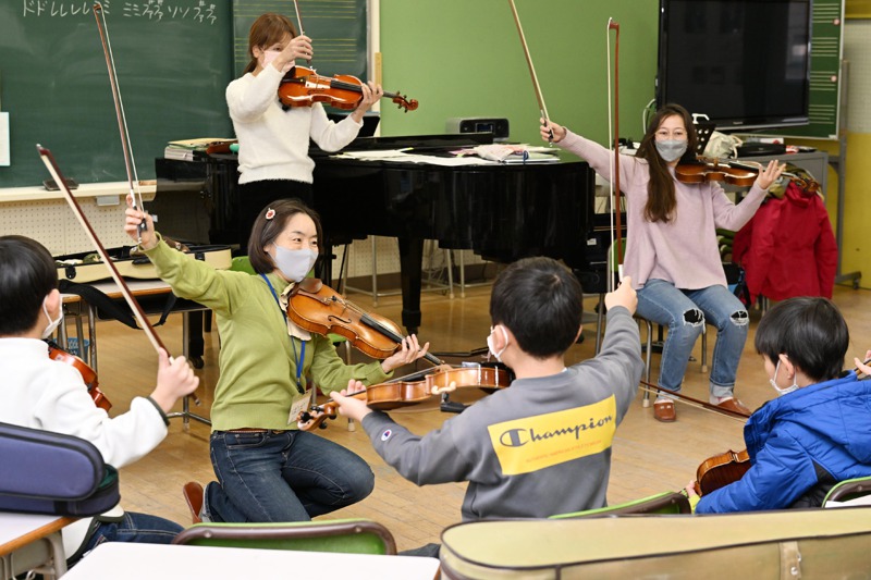 日本教育評論家指出，強迫孩子持續學才藝，孩子心理受苦，自尊心下降，對父母失去信心，從而導致親子關係惡化。圖為日本某學校音樂課的免費小提琴課程。路透