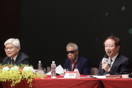 台積電昨天舉行股東會，董事長劉德音（右)、總裁魏哲家（左)出席。記者曾吉松／攝影