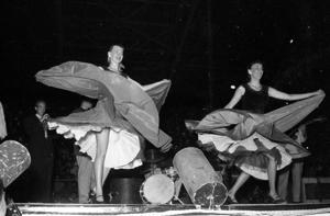 美國統一勞軍總社所屬第1217勞軍團，又名「才子佳人勞軍團」，1955年5月14日晚間8時半於三軍球場作第一場勞軍演出，團員各個載歌載舞，帶來精彩表演。圖／聯合報系資料照片