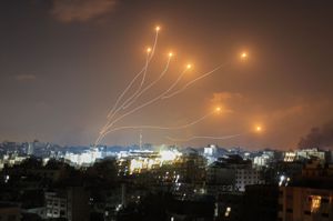 哈瑪斯7日向以色列發動前所未有的大規模突襲，造成重大傷亡。圖為以色列的「鐵穹」反飛彈系統攔截來自加薩的火箭彈。法新社