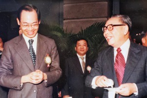 錢復（前左）與前總統蔣經國（前右）合影。記者林伯東／翻攝