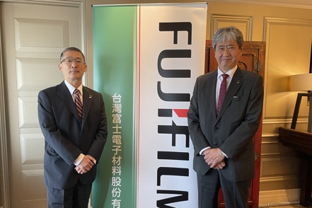 台灣富士電子材料董事長田中賢一（右）與總經理張文宏。記者鐘惠玲／攝影