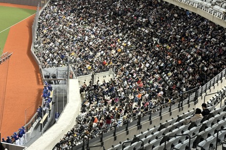 台北大巨蛋今天迎來1.3萬人壓力測試，不少資深老球迷入場觀看，更有人表示「室外球場無法比」。
 記者洪子凱／攝影