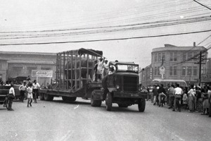1954年10月30日，大象新郎「林旺」從高雄旗山搭乘14輪的平板卡車，移居台北圓山動物園與母象馬蘭送做堆，民眾夾道歡迎。圖／聯合報系資料照片