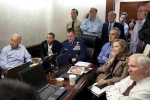 美國時任總統歐巴馬（左二）和他的團隊2011年就在白宮戰情室，觀看美軍海豹部隊突襲並擊斃凱達恐怖組織領導人賓拉丹。美聯社