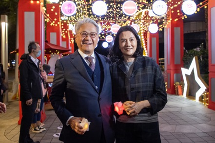 台新金控董事長吳東亮（左）及夫人彭雪芬一同出席點燈儀式。 記者季相儒／攝影