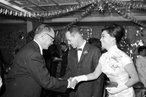 1964年1月5日，在正聲廣播公司擔任主持工作的藍明（右），與亞洲航空公司副區經理司馬笑（中），在台北市中國大飯店舉行婚禮。圖／聯合報系資料照片