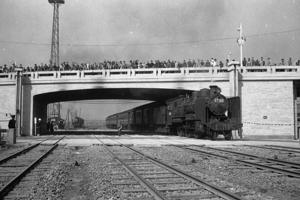 1955年2月24日，復興橋竣工，這是台北市第一座跨越鐵道的天橋，通車後火車從橋下經過，不必再等候火車經過，汽車可以從橋上通行。圖／聯合報系資料照片