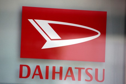 朝日新聞報導，豐田汽車子公司大發工業（Daihatsu Motor）將暫停所有車款出貨，原因是涉及撞擊測試造假醜聞。 路透