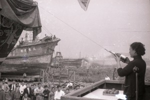 1955年3月8日，由6位勇敢的青年駕駛赴美參加世界帆船比賽的「自由中國」號帆船，在基市和平島經濟部漁管處漁船修造廠隆重舉行命名下水典禮，由基隆市長夫人蕭雲英進行擲瓶禮。圖／聯合報系資料照片