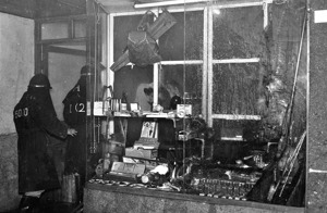 1961年5月18日，北市漢口街辰昌獵具行店員私製獵槍子彈，因裝填火藥不慎，突然發生爆炸，圖消防人員撤離殘亂的現場。圖／聯合報系資料照片