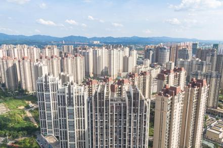 位中國央行前官員表示，房地產低迷可能會再持續兩年才能趨於穩定。圖為江西贛州一處住宅小區。（中通社）