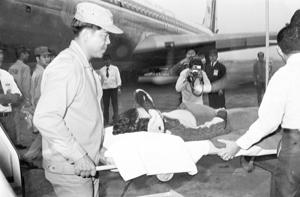 1975年12月4日，載著百餘名旅客的中華航空公司班機在日本上空突遇「晴空亂流」，飛機驟然升降，使15名旅客和3名機員受傷。在日本治療的其中3人在6日返抵松山機場。圖／聯合報系資料照片