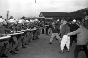 1967年1月17日，台灣警備總司令部舉行「靖寧三號」演習，鎮暴部隊模擬與民眾對峙。圖／聯合報系資料照片